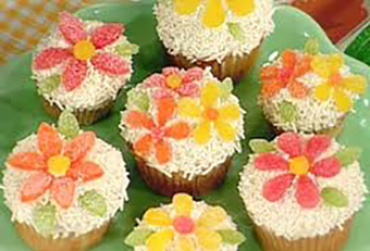 Cupcakes with white frosting and flowers.