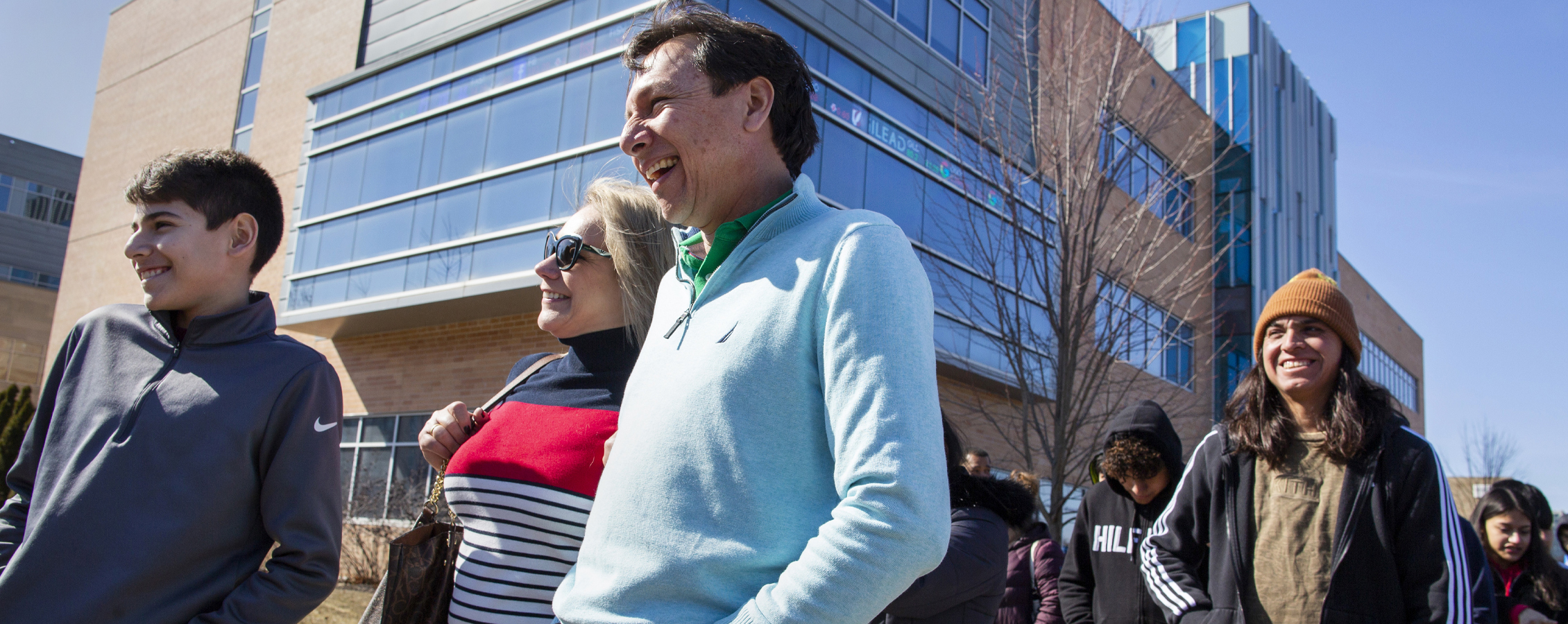 Una familia recorre el campus durante LLAVE.