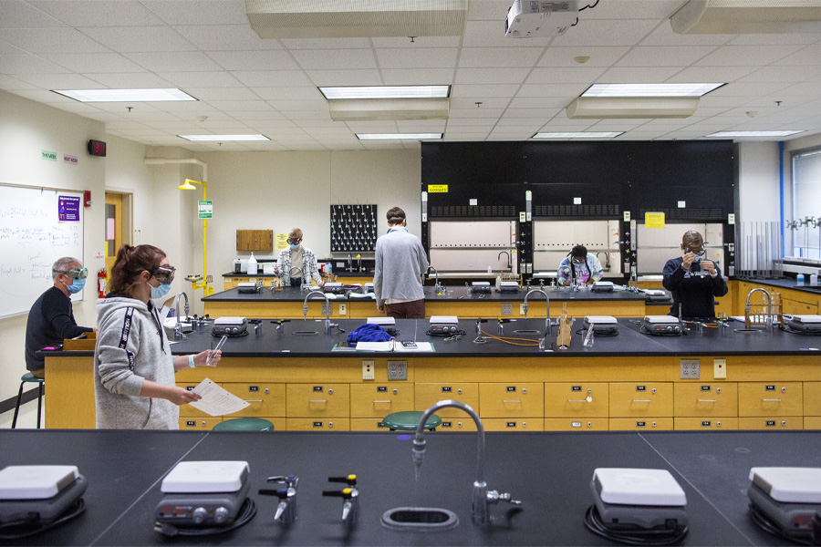 Students work in a science lab.