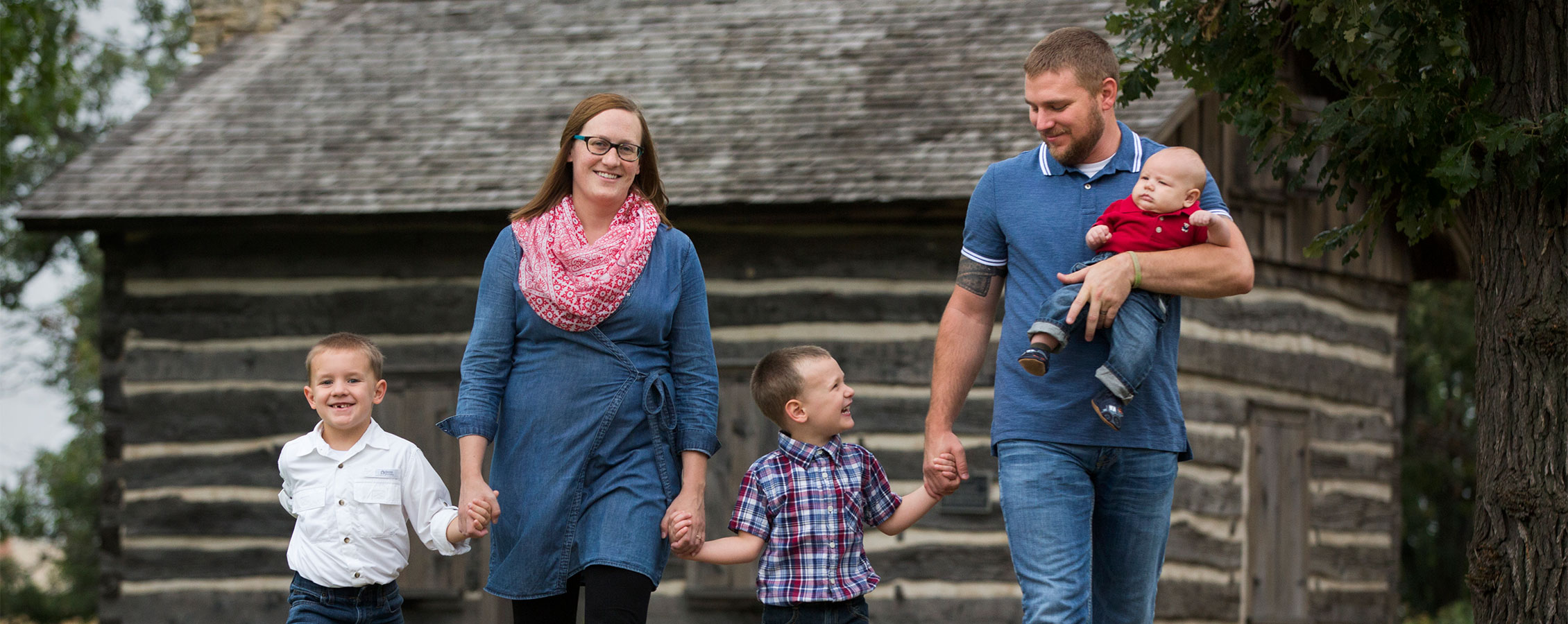  Family walks on the UW-Whitewater campus.