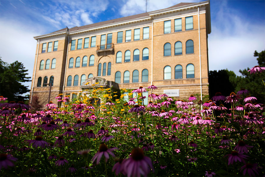 Hyer hall in the spring time