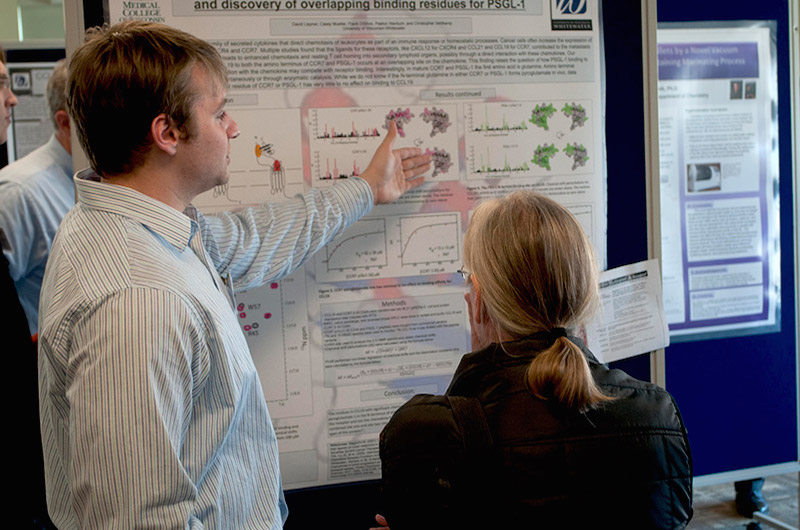 Student David Lippner, sociology and biology, explains his genetic research to Donna Sefton '74.