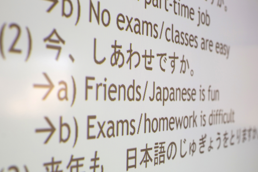 Japanese and English writing on a whiteboard.