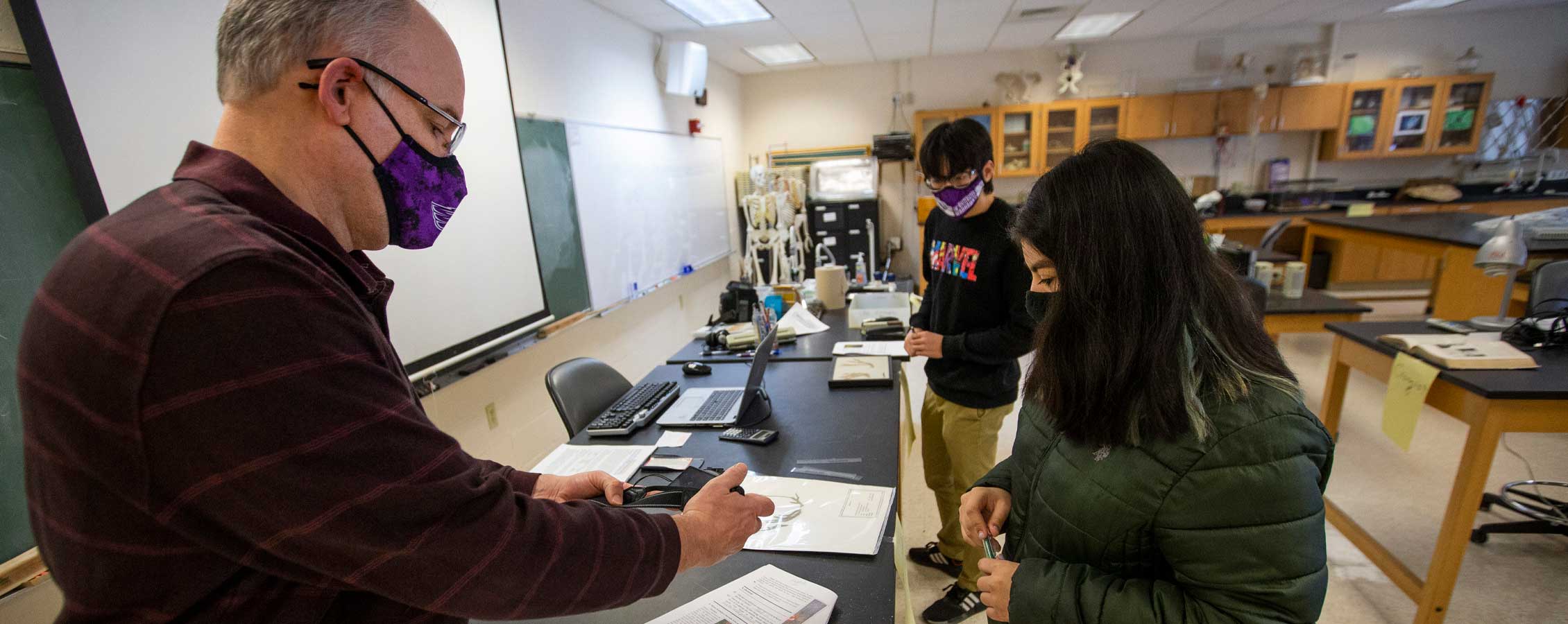 Tom Klubertanz stands in the lab with students.