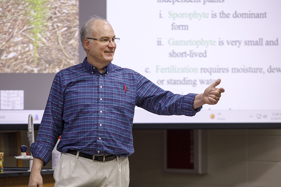 Tom Klubertanz stands with a student in the lab.