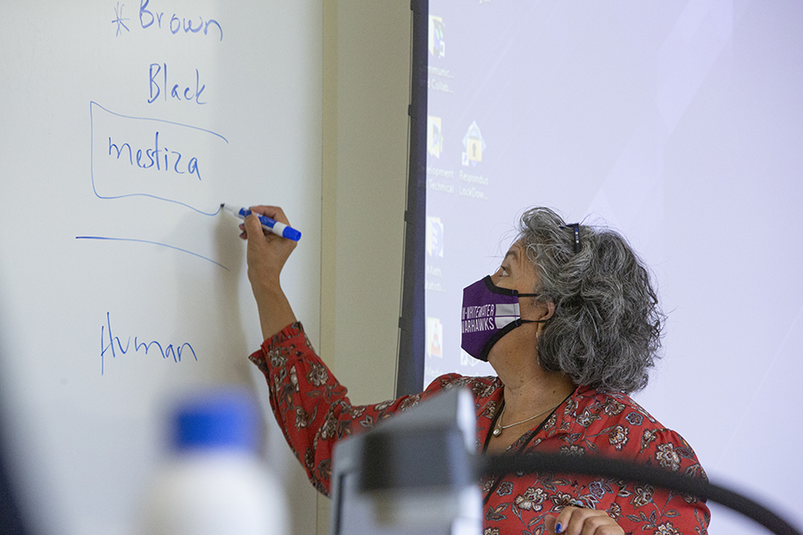Pilar Melero toma notas durante una discusión sobre raza y etnia. 
