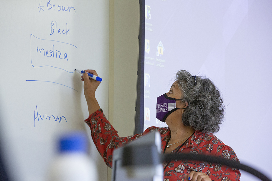 Pilar Melero toma notas durante una discusión sobre raza y etnia. 
