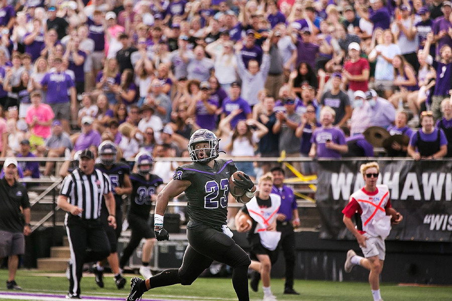 Running back Alex Peete runs down the field.