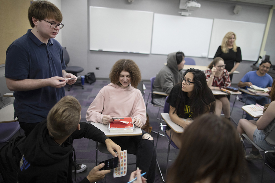 Nicholas Swiatowy walks around a classroom.