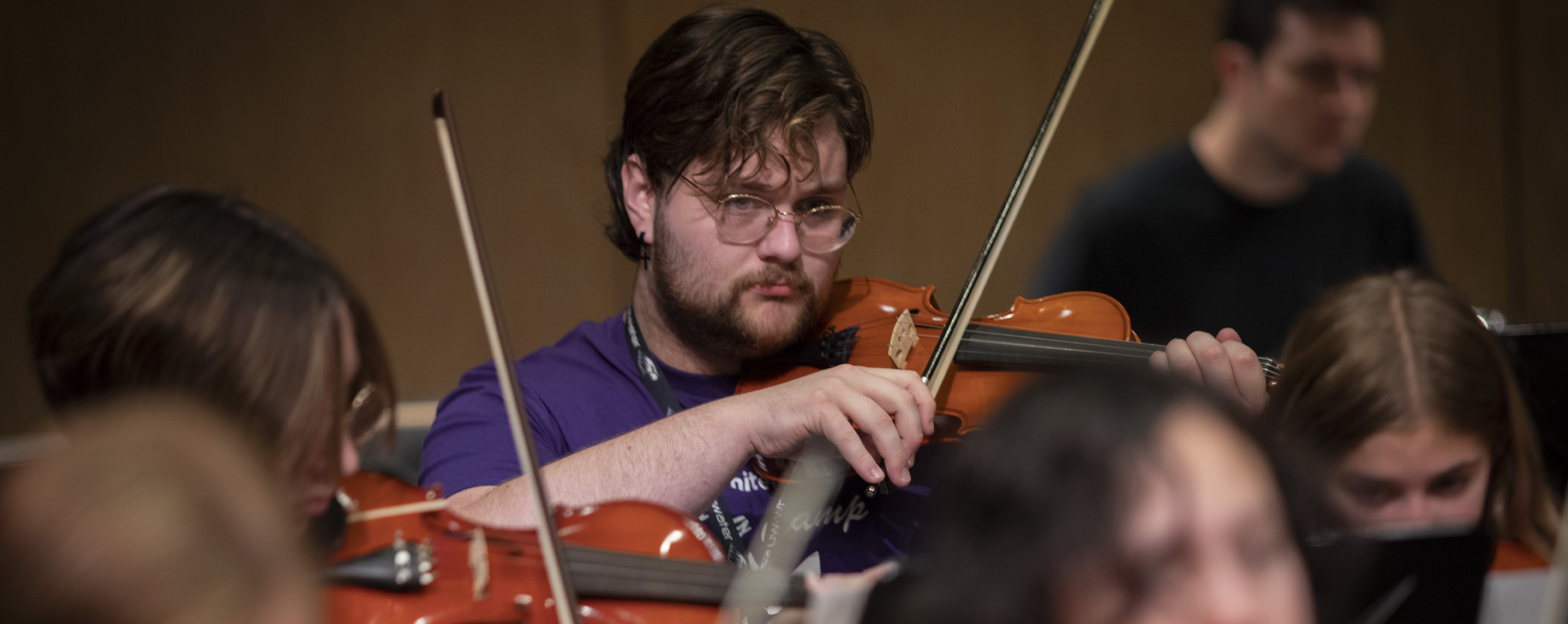 Charlie Shilhavy playing the violin.