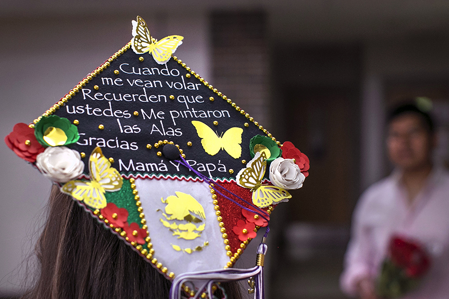 A graduation cap written in Spanish and decorated with Spanish flag colors.